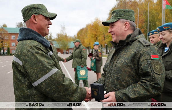 Завершился сбор с военнообязанными-аграриями: Министр обороны Беларуси наградил участников сбора