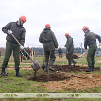 Военнослужащие Вооружённых Сил принимают участие в республиканском субботнике 