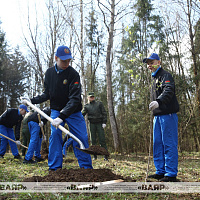 Военнослужащие Вооружённых Сил принимают участие в республиканском субботнике 