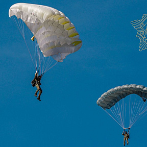 Курсанты Военной академии совершили прыжки с парашютом Курсанты Военной академии совершили прыжки с парашютом