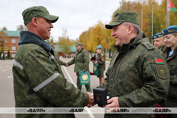 Завершился сбор с военнообязанными-аграриями: Министр обороны Беларуси наградил участников сбора