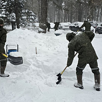 Фотофакт: военнослужащие ликвидируют последствия непогоды 