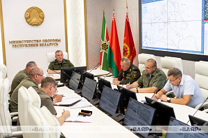 Міністр абароны Беларусі правёў нараду па пытанні выканання даручэнняў, якія датычацца ўборачнай кампаніі