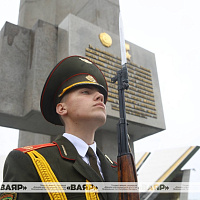 Члены коллегии Министерства обороны возложили цветы у стелы «Минск — город-герой»