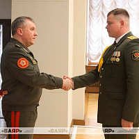 Министр обороны Беларуси вручил погоны полковника и государственные награды военнослужащим Вооружённых Сил