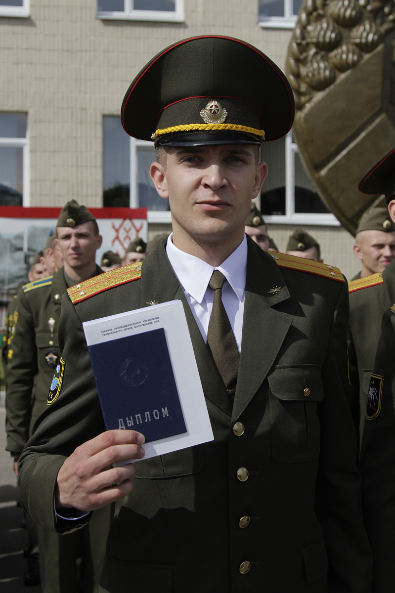 Младше лейтенанта. Военная Академия Республики Беларусь выпускники. Офицер лейтенант. Выпуск военной Академии. Молодые лейтенанты.
