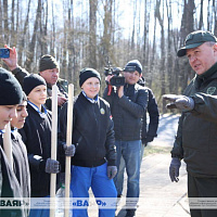 Белорусские военнослужащие традиционно принимают участие в республиканском субботнике