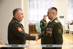 Министр обороны Беларуси вручил погоны полковника военнослужащим Вооружённых Сил