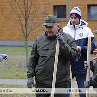 Министр обороны Беларуси принял участие в республиканском субботнике