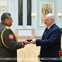 Президент Беларуси вручил государственные награды заслуженным представителям различных сфер деятельности