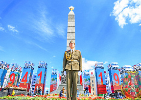 Руководство Вооруженных Сил возложило цветы к монументу Победы