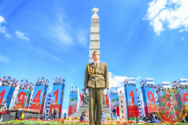 Руководство Вооруженных Сил возложило цветы к монументу Победы