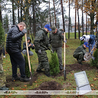 Министр обороны Беларуси принял участие в республиканском субботнике