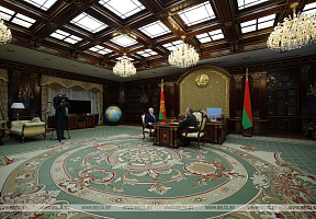 Президент Беларуси принял с докладом Министра обороны