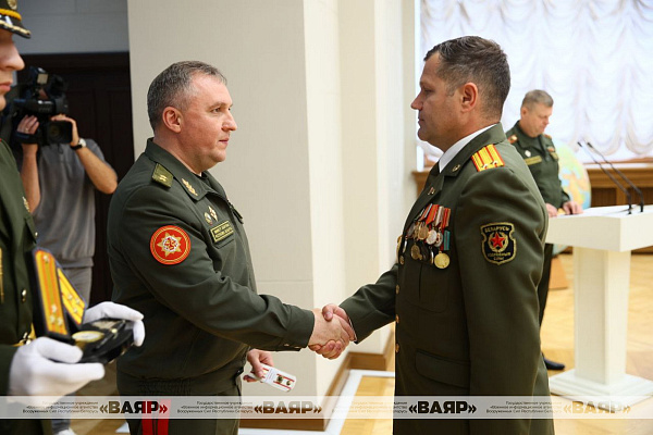 Министр обороны Беларуси вручил погоны полковника военнослужащим Вооружённых Сил