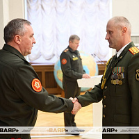 Министр обороны Беларуси вручил погоны полковника военнослужащим Вооружённых Сил