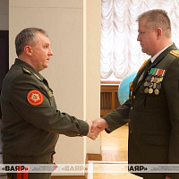 Министр обороны Беларуси вручил погоны полковника и государственные награды военнослужащим Вооружённых Сил