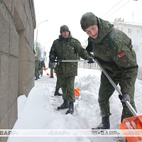 Фотофакт: военнослужащие ликвидируют последствия непогоды 