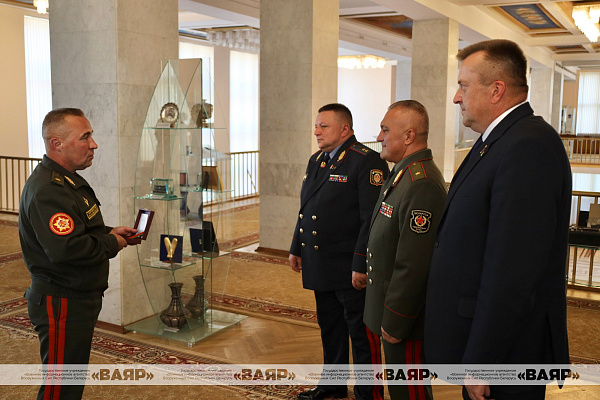 Генерал-майор Леонид Касинский вручил юбилейные медали государственным служащим