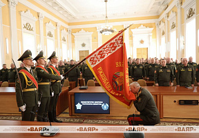 Генерал-майор Виктор Гулевич простился со Знаменем Министерства обороны