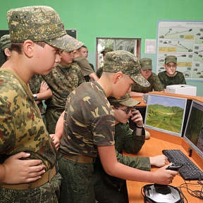 Школьники продолжают проводить каникулы с армией Школьники продолжают проводить каникулы с армией