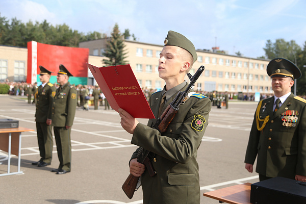 В Военной академии приняли присягу около 500 человек