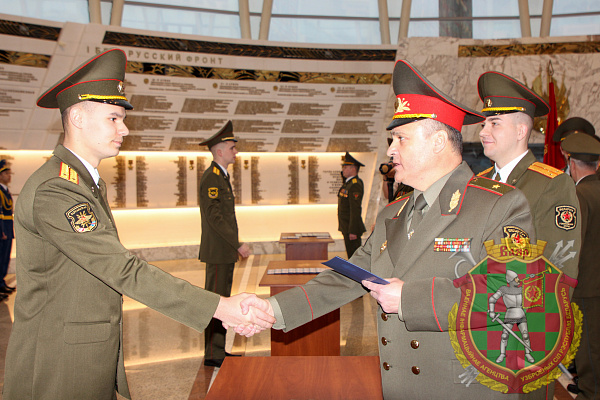 На плечах – офицерские погоны!