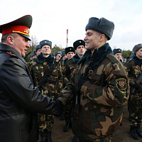 Военнослужащие нового пополнения принимают присягу