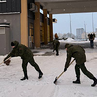 Фотофакт: военнослужащие ликвидируют последствия непогоды 
