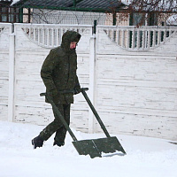 Фотофакт: военнослужащие ликвидируют последствия непогоды 