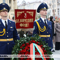 Церемония возложения венков и цветов к монументу Победы