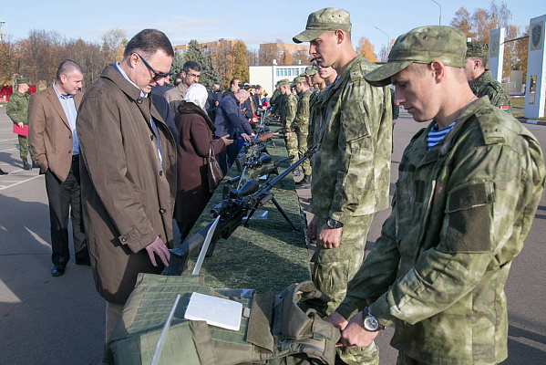 Иностранные дипломаты посетили воинскую часть