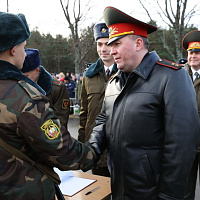 Военнослужащие нового пополнения принимают присягу