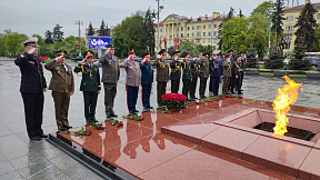 Представители иностранного военно-дипломатического корпуса возложили цветы к Вечному огню на Площади Победы