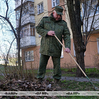 Белорусские военнослужащие традиционно принимают участие в республиканском субботнике