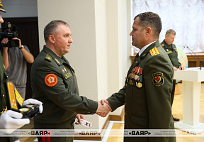 Міністр абароны Беларусі ўручыў пагоны палкоўніка ваеннаслужачым Узброеных Сіл