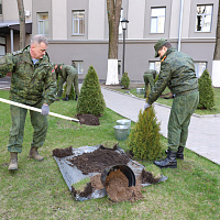 Военнослужащие Вооружённых Сил принимают участие в республиканском субботнике 