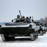 Военнослужащие одного из механизированных соединений выполняют нормативы по огневой подготовке