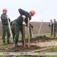 Военнослужащие Вооружённых Сил принимают участие в республиканском субботнике 