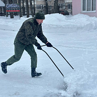 Фотофакт: военнослужащие ликвидируют последствия непогоды 