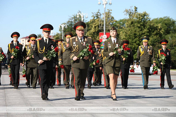 Члены коллегии военного ведомства возложили цветы к Вечному огню на площади Победы в Минске