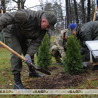 Министр обороны Беларуси принял участие в республиканском субботнике