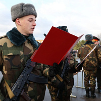 Военнослужащие нового пополнения принимают присягу