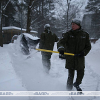 Фотофакт: военнослужащие ликвидируют последствия непогоды 