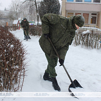 Фотофакт: военнослужащие ликвидируют последствия непогоды 