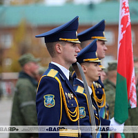 Завершился сбор с военнообязанными-аграриями: Министр обороны Беларуси наградил участников сбора