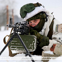 Военнослужащие одного из механизированных соединений выполняют нормативы по огневой подготовке