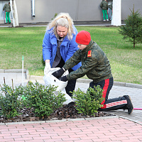Военнослужащие Вооружённых Сил принимают участие в республиканском субботнике 