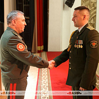 Министр обороны Беларуси вручил погоны полковника и государственные награды военнослужащим Вооружённых Сил