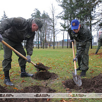 Министр обороны Беларуси принял участие в республиканском субботнике